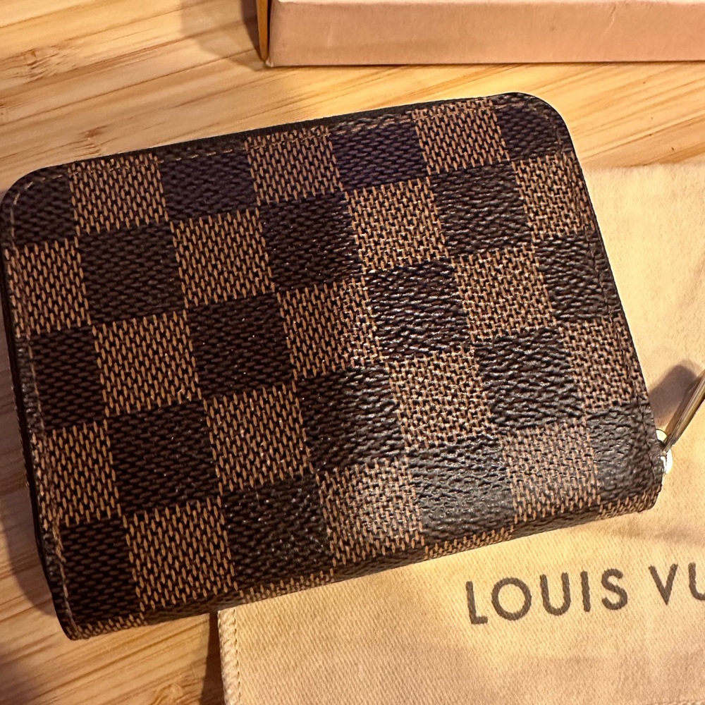 Authentic Louis Vuitton  zippy coin purse - Picture 3 of 7